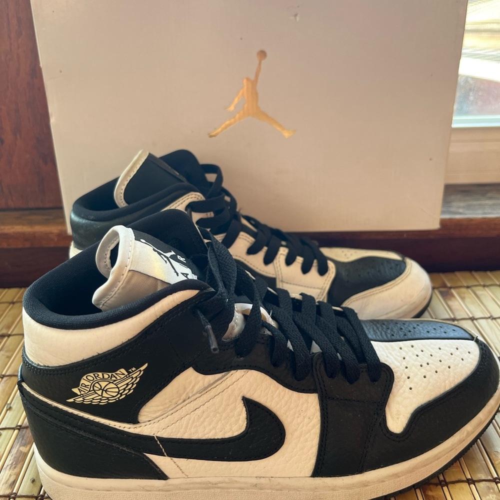 Jordan Men's Black and White Sneakers